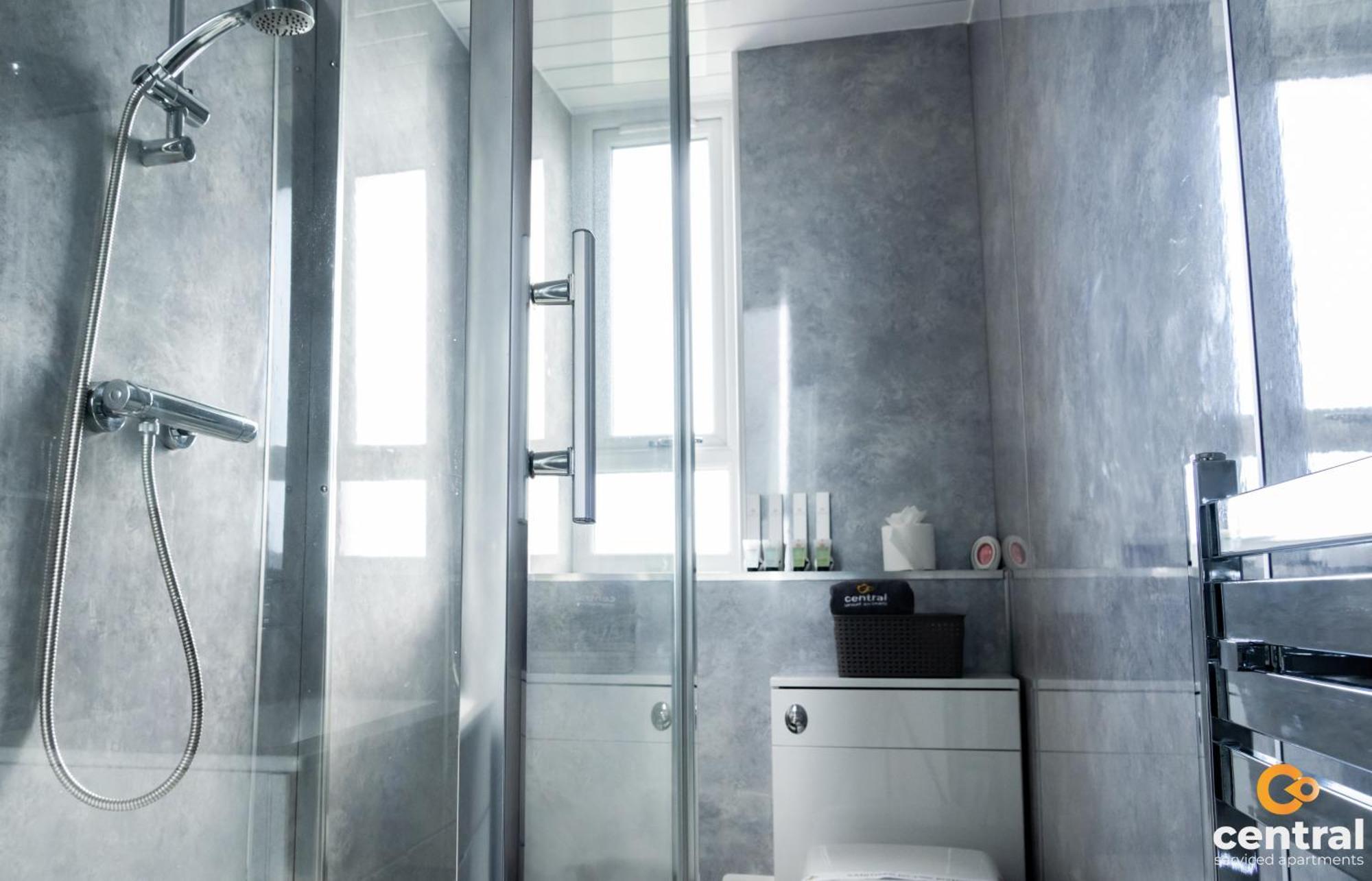 Central Serviced Apartments - 2 Bedroom - Free Street Parking - Fast Wifi - Smart Tvs In All Rooms - Ground Level - Family Neighbourhood - 3 X Double Beds - Heating 24-7 - Trade Stays - Weekly & Monthly Offers Dundee Ngoại thất bức ảnh