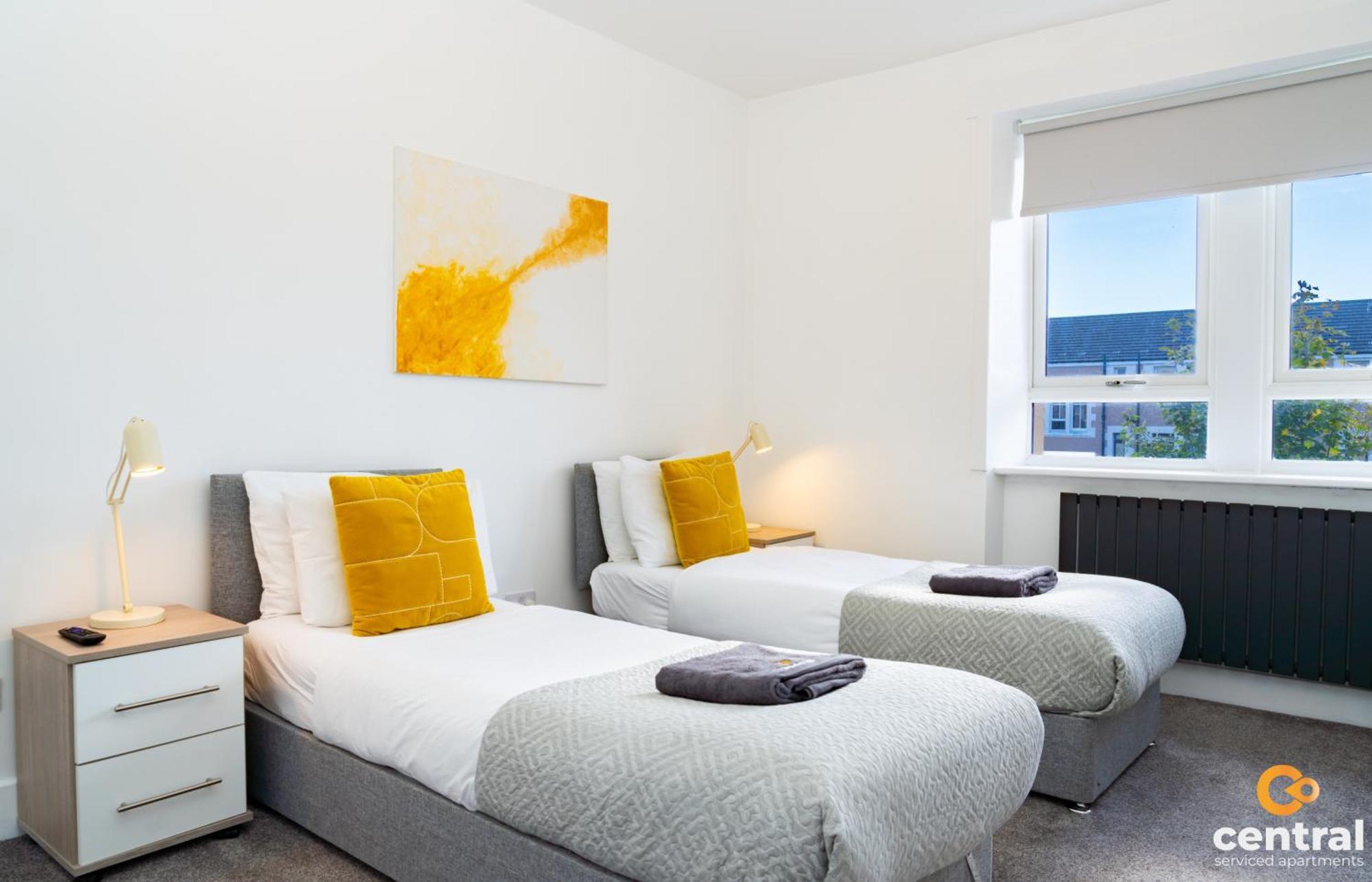 Central Serviced Apartments - 2 Bedroom - Free Street Parking - Fast Wifi - Smart Tvs In All Rooms - Ground Level - Family Neighbourhood - 3 X Double Beds - Heating 24-7 - Trade Stays - Weekly & Monthly Offers Dundee Ngoại thất bức ảnh